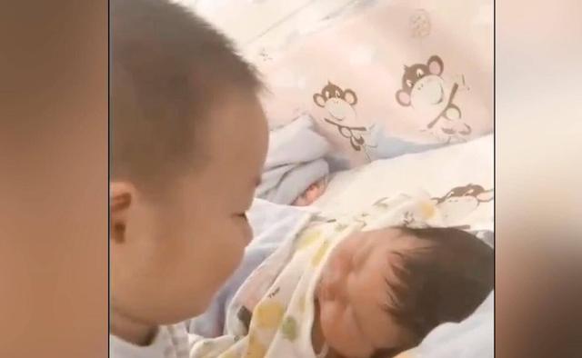 生二胎前，大宝哭着不让，生二胎后，大宝的反应让人哭笑不得