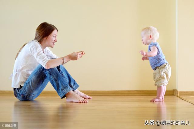 架着孩子胳膊学走路，父母的这两种做法可能会影响孩子腿部发育