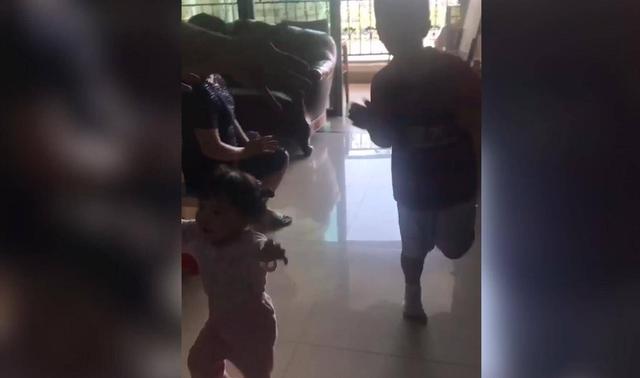 儿子女儿都向爸爸跑来，爸爸一下抱住了儿子，女儿的反应太可爱了