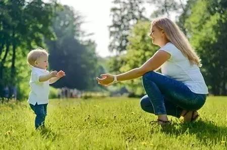 父母不要吝惜自己的言语，尤其是妈妈，要常对孩子说这3句话