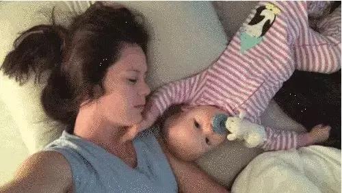 宝宝睡觉时，父母别做这些事！