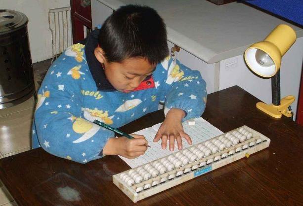 家长陪孩子写作业，各种头疼？教你三招，让孩子做作业不拖拉！