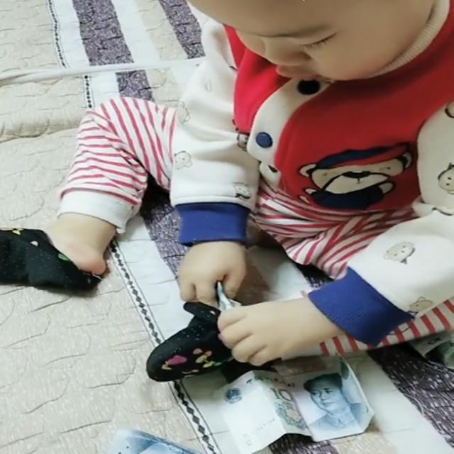 妈妈给宝宝钱，宝宝这个动作，网友称宝爸被“出卖”的很彻底