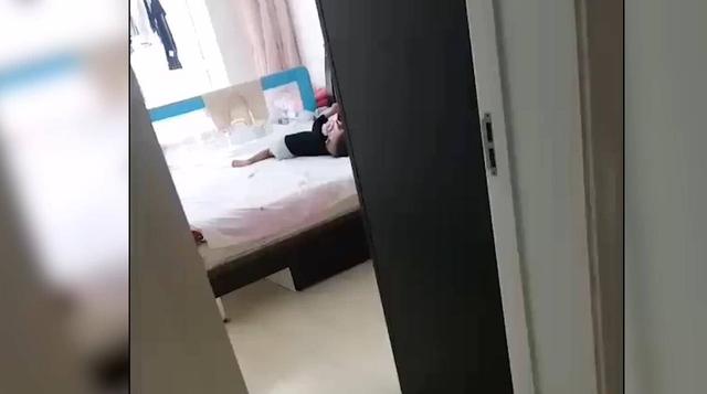 本想看看儿子睡着没，结果一开门，儿子的行为让妈妈笑弯了腰