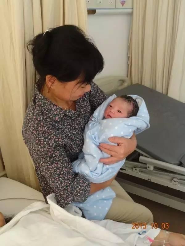 添加辅食后，孩子开始频繁夜醒，爱流清鼻涕，大便臭，怎么办？