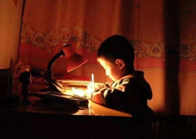 家长陪孩子写作业，各种头疼？教你三招，让孩子做作业不拖拉！