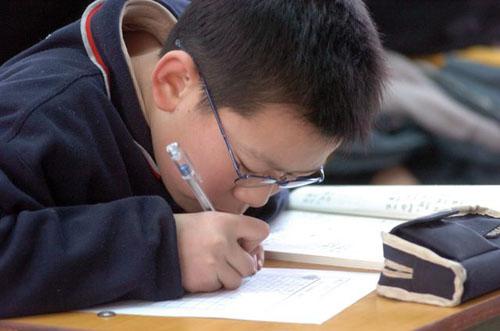 近视元凶不是手机而是它，很多近视孩子都在做，难怪度数一直涨