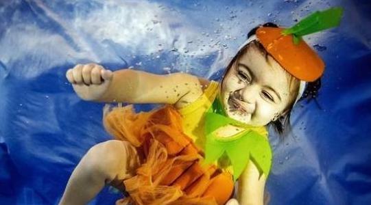 土耳其婴儿盛装参加水下游泳课，灵动可爱宛如小天使
