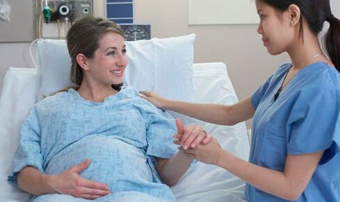 深夜产房：孕妇分娩，丈夫陪产，看到意外一幕，半年后提出了离婚