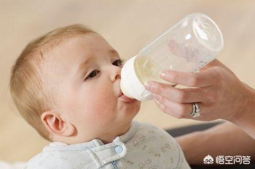为什么婴儿可以躺着喝奶,成人如果躺着喝水则容易被呛着?
