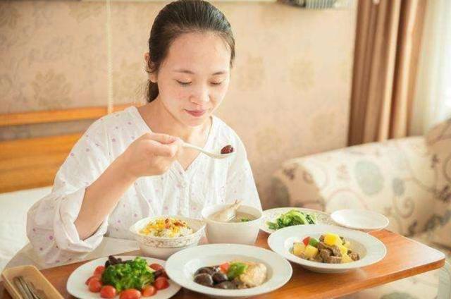 女性产后怎样做恶露才能排得更干净？做到这3点，子宫会很感激你