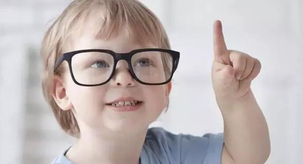 近视元凶不是手机而是它，很多近视孩子都在做，难怪度数一直涨