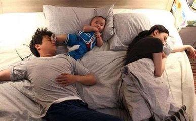 孩子到了3岁开始有性别意识，男孩到了这个年纪再不分开睡就晚了