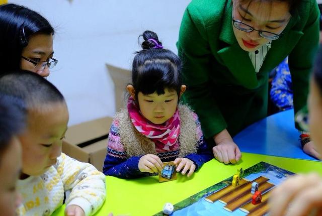 幼儿园举办亲子活动有这3个好处，家长不要再找理由不参加了