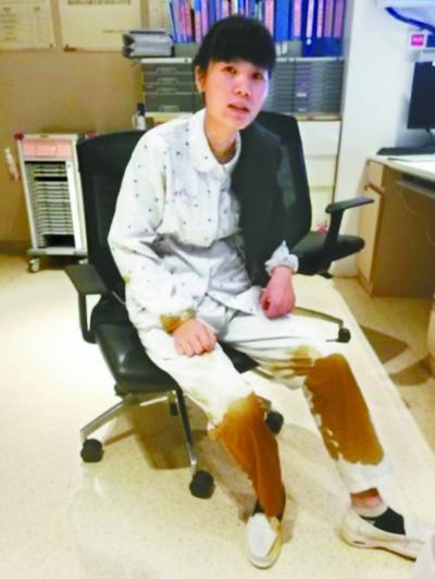 杭州产妇凌晨突发脐带脱垂 女护士双手托胎头酸痛到麻木