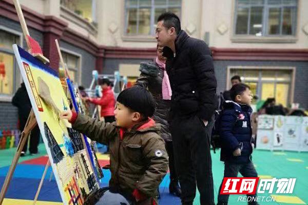童心绘童年 幼儿园办画展热闹非凡