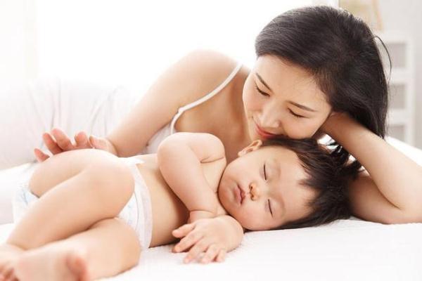 宝宝出生后的第1年，跟谁睡很重要！家长别不当回事哦！