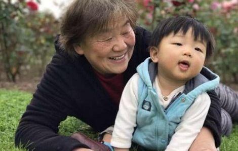 孩子最好不要跟老人一起睡，原因不是迷信，而是这几点