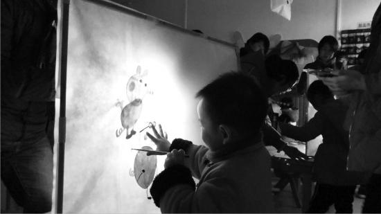 长沙一幼儿园里开庙会 皮影戏遇上小猪佩奇