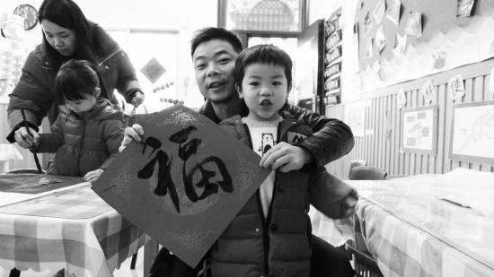 长沙一幼儿园里开庙会 皮影戏遇上小猪佩奇