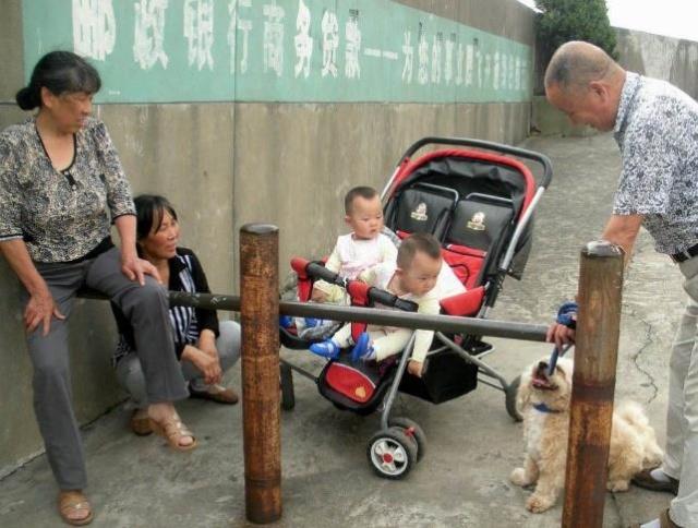 人贩子套路升级，若家长碰上这三种人，别逗留，带孩子离远一点！