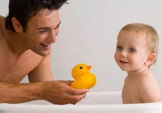 家有女儿的注意了，父亲这两方面深深影响着女儿的一生！