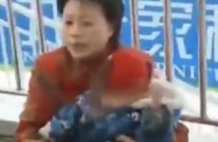 2岁男孩被母亲用绳子拴住，摔倒后妈妈也未扶起，群众：看着揪心