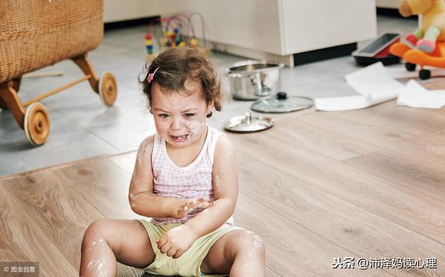 婴儿为什么喜欢反复扔东西？当宝宝有这一行为后，父母该怎么做