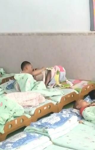 幼儿园午休男孩挨着女孩睡，监控拍下这幕，家长群瞬间沸腾