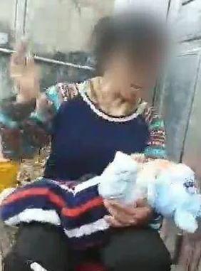 女子掌掴婴儿捂住其口鼻，自称想用打孩子刺激丈夫回家