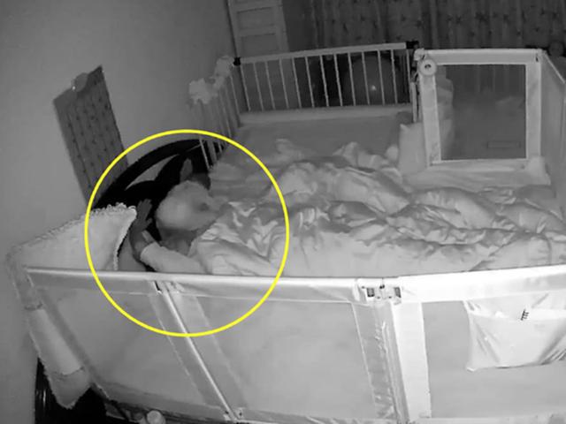 监控实拍宝妈的一夜，像是一部“武打片”，宝妈看了忍不住流泪