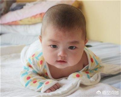婴儿什么时候练习抬头比较合适？该怎么练习呢？
