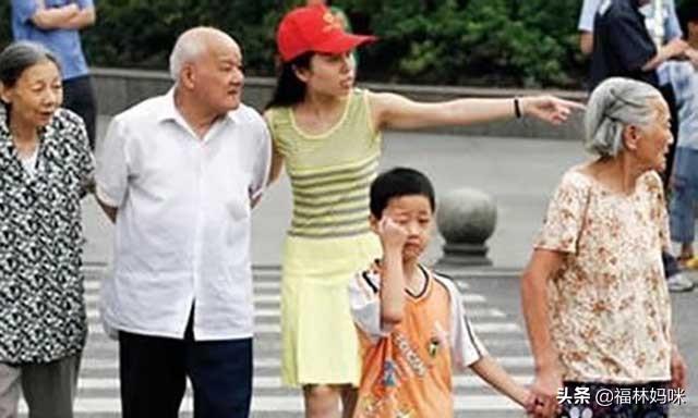 老人带出来的熊孩子，父母怎么管教？别用一顿打断送了亲子关系
