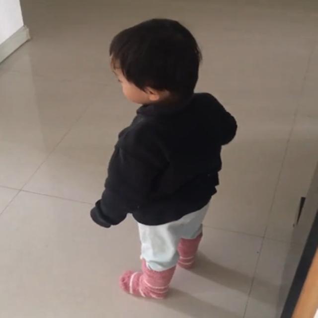 不想让妹妹打扰自己做作业，哥哥这个办法绝了，网友直呼太聪明