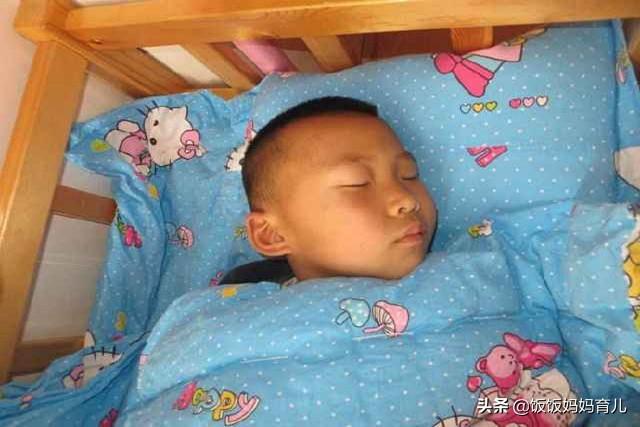 冬天孩子这样睡觉，不仅会损害健康还易生病，你家孩子这样睡吗？