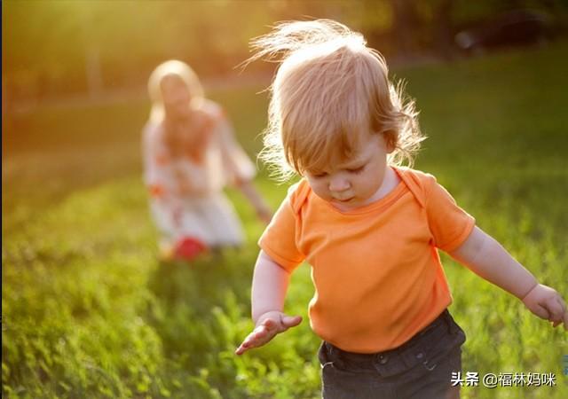 1岁宝宝对妈妈若即若离，宝宝心思猜不透？其实他只想你这样做