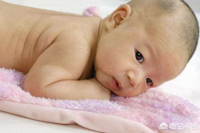 婴儿什么时候练习抬头比较合适？该怎么练习呢？