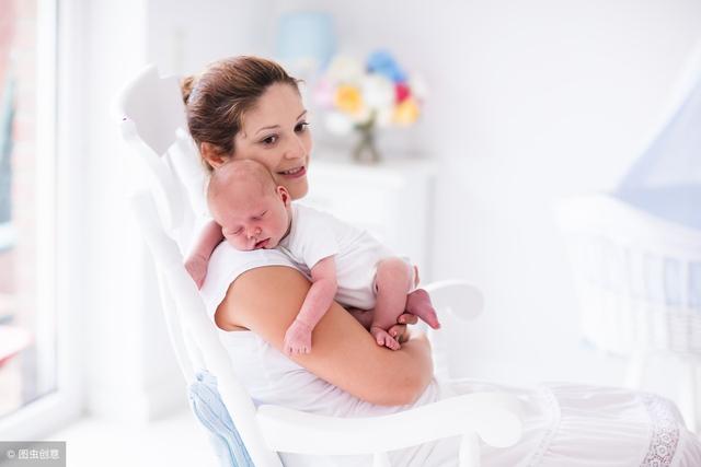 宝宝晚上只黏着妈妈，妈妈惯的？宝宝缺乏安全感？知道原因很暖心