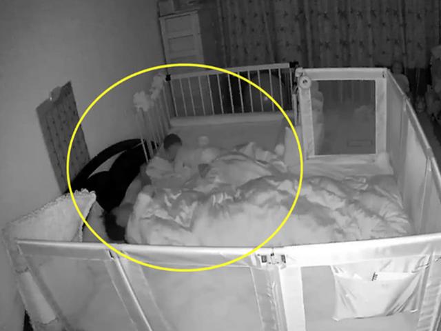 监控实拍宝妈的一夜，像是一部“武打片”，宝妈看了忍不住流泪