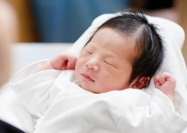 新生儿头发，为什么有的浓密，而有的却很稀疏，这有什么区别？