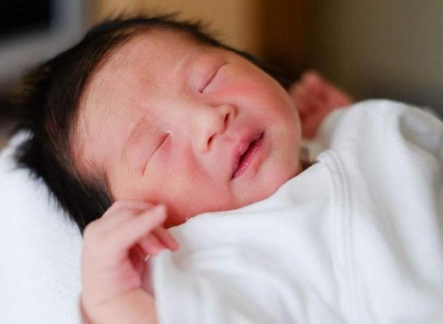 新生儿头发，为什么有的浓密，而有的却很稀疏，这有什么区别？