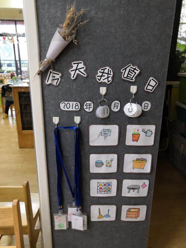 原木系环境创设，麻绳、硬纸板、纸杯都是环保好物