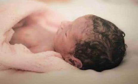 英国女子孕期忍痛分娩生下死婴，分享照片：留心一切身体信号