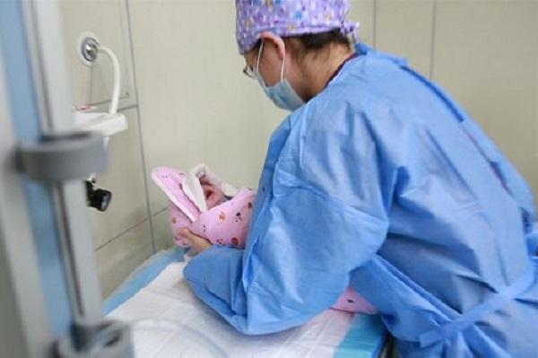 给有女儿的家庭提个醒：两个“高危”风险，孩子越长大父母越操心
