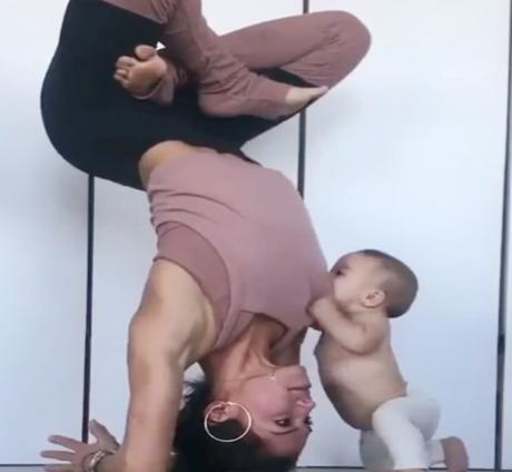 宝妈倒立着练瑜伽，宝宝觉得好奇，接下来的动作真是太可爱了