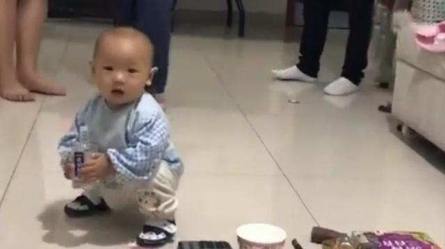 1岁宝宝抓周，毫不犹豫拿起这件东西不撒手，奶奶直呼：完了