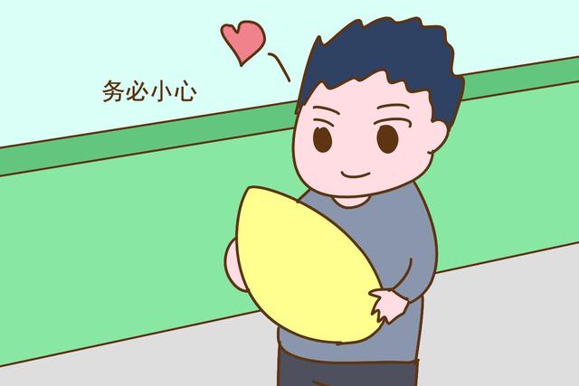 出产房后，谁是第一个抱你家宝宝的人？这个人比爸妈更合适