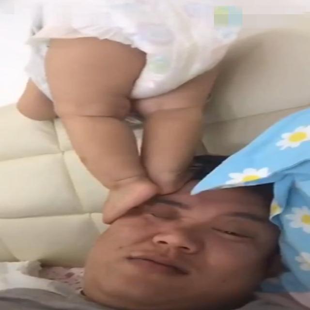 约20斤的宝宝踩爸爸头上，爸爸的脸瞬间变成表情包，看着就疼