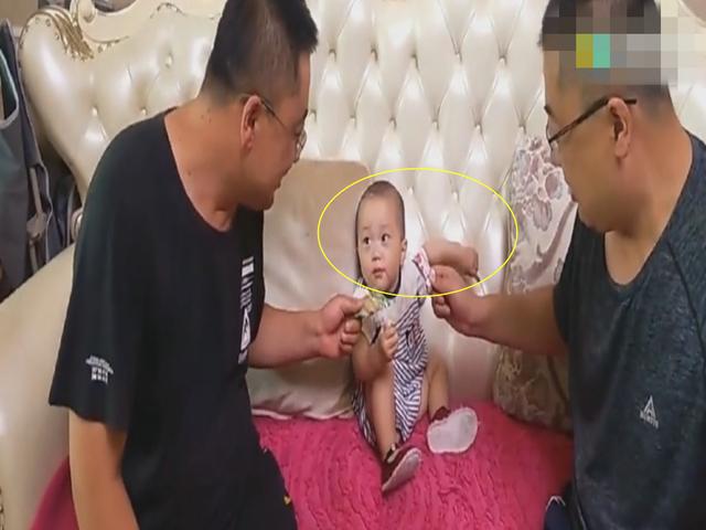 孩子遇上双胞胎爸爸，眼神已经无处安放，彻底懵圈让人笑喷了