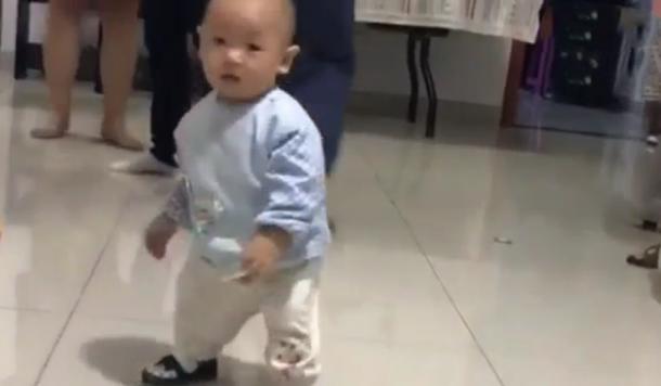 1岁宝宝抓周，毫不犹豫拿起这件东西不撒手，奶奶直呼：完了